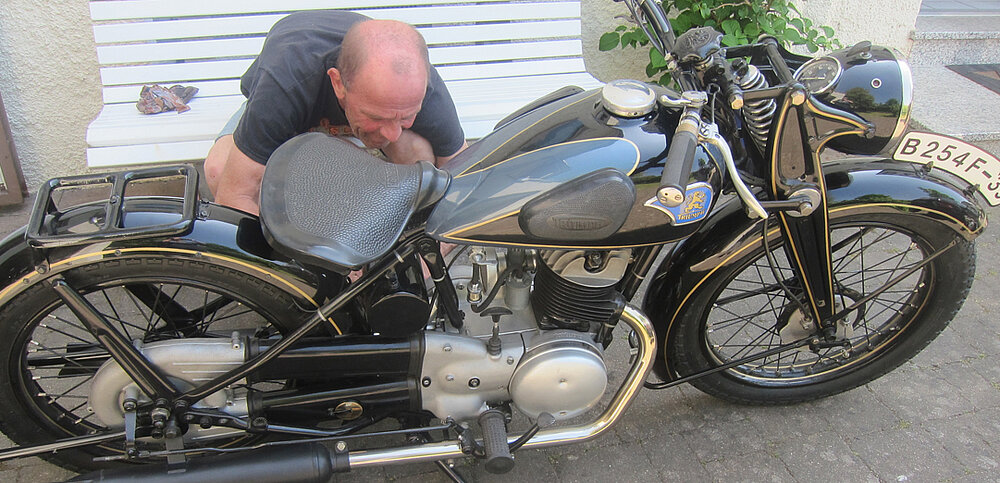 Kollege schraubt an Motorrad