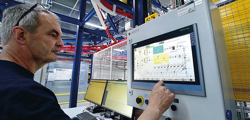 Maschinenbediener in Pulverbeschichtungsanlage