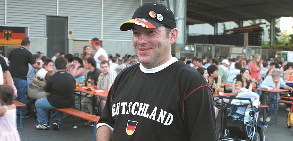 Kollege im Deutschland T-Shirt auf dem H.P. Kaysser Sommerfest