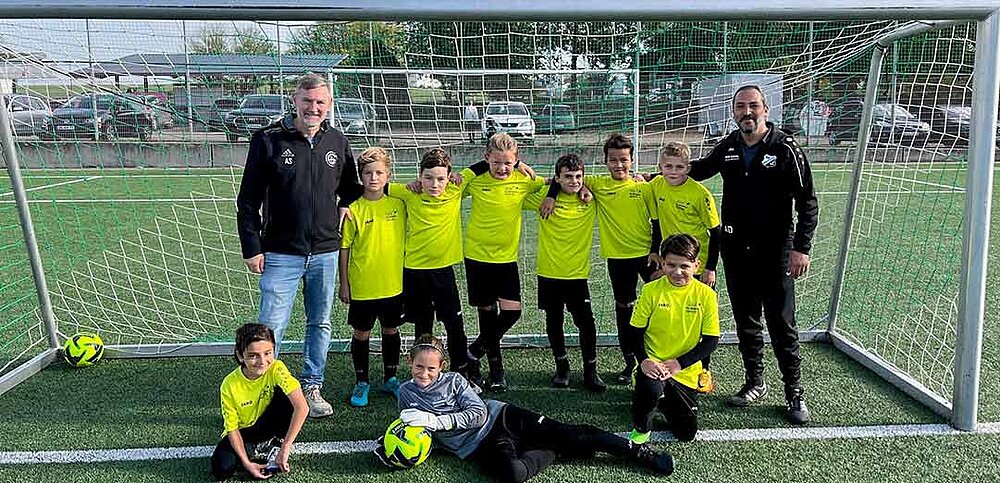 Gruppenbild mit Trainer