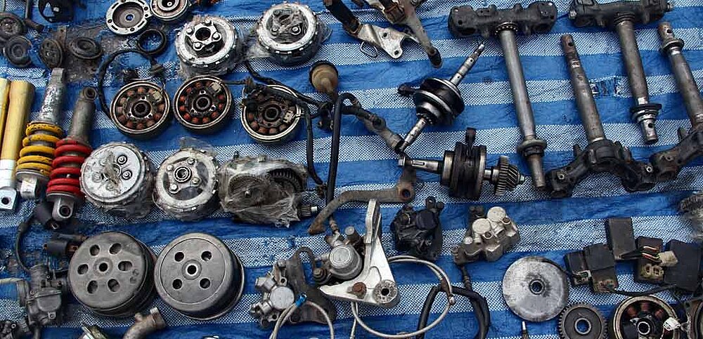 Sammlung Ersatzteile auf einem Tisch