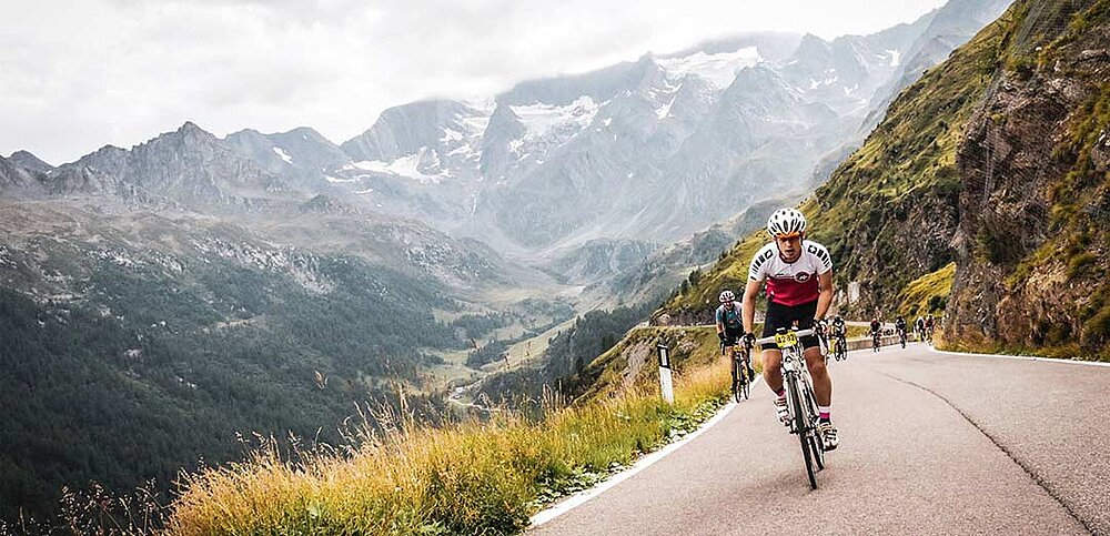 Rennradfahrer in den Bergen