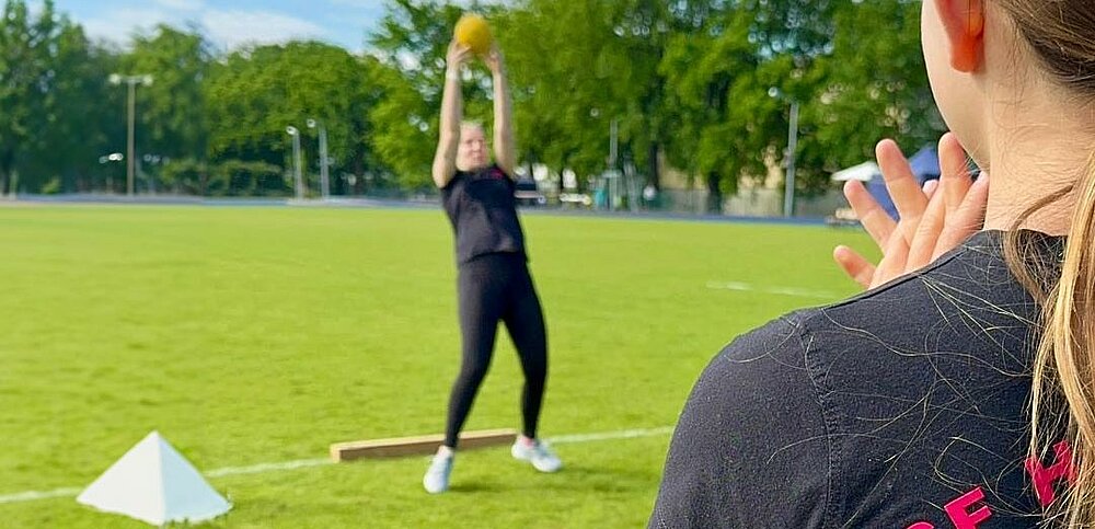 Happy Hoppers beim Werfen mit einem Medizinball