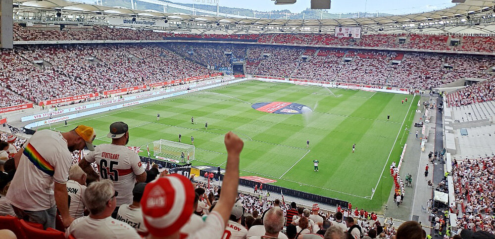 Blick von Tribüne in volles Stadion