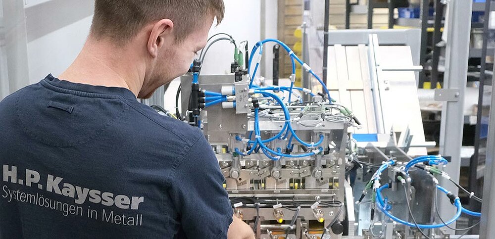Industriemechaniker überprüft Fertigungsanlage