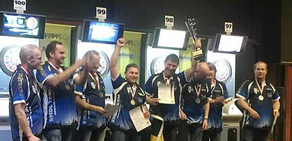 Gruppenbild bei der Siegerehrung vor Dartscheiben