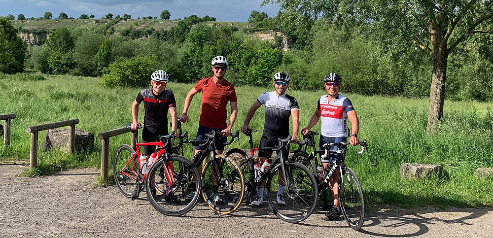 Gruppenbild von vier Radfahrern