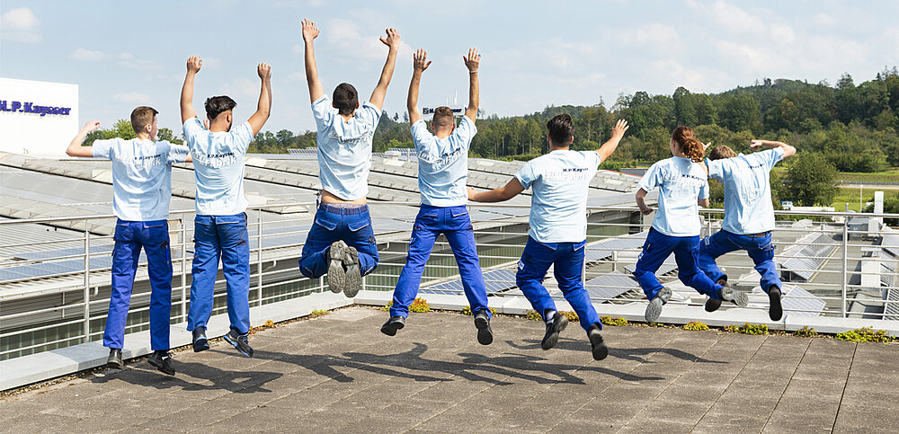 Auszubildende springen auf Dachterrasse in die Luft