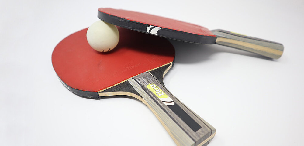 Zwei Tischtennisschläger mit Ball