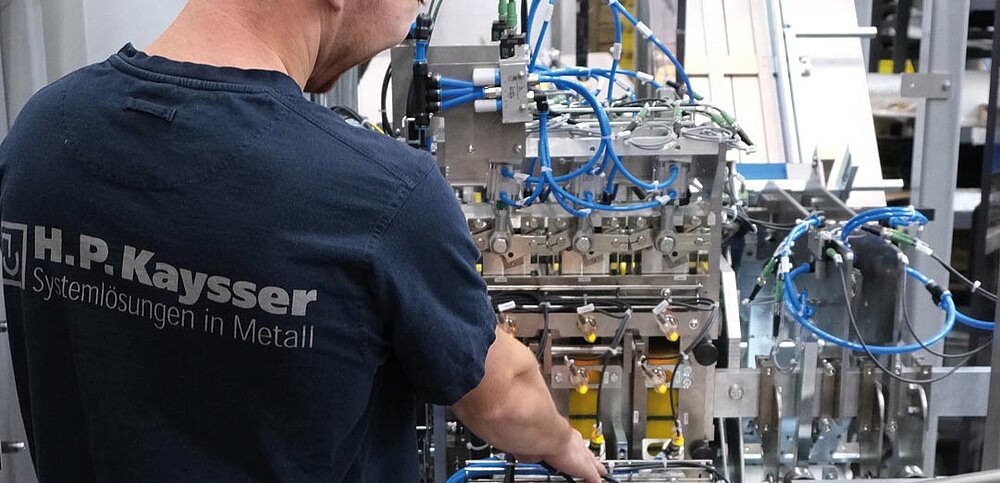 Mitarbeiter in der Baugruppenmontage