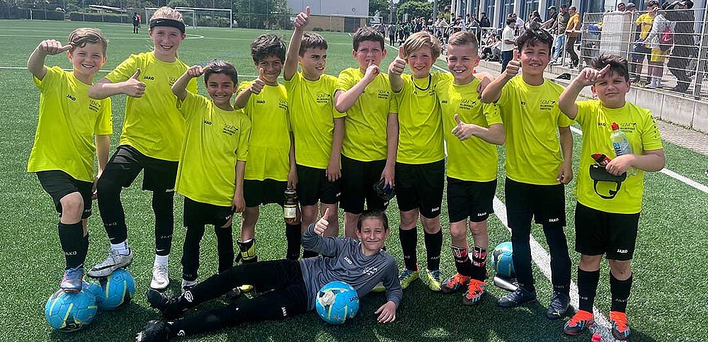 Teambild Kinder-Fußball mit gelben Trikots