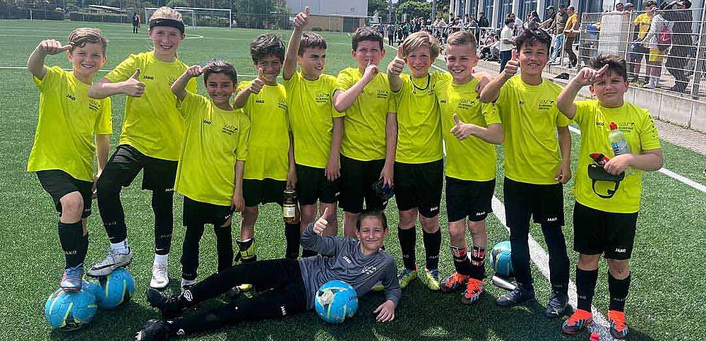 Teambild Kinder-Fußball mit gelben Trikots