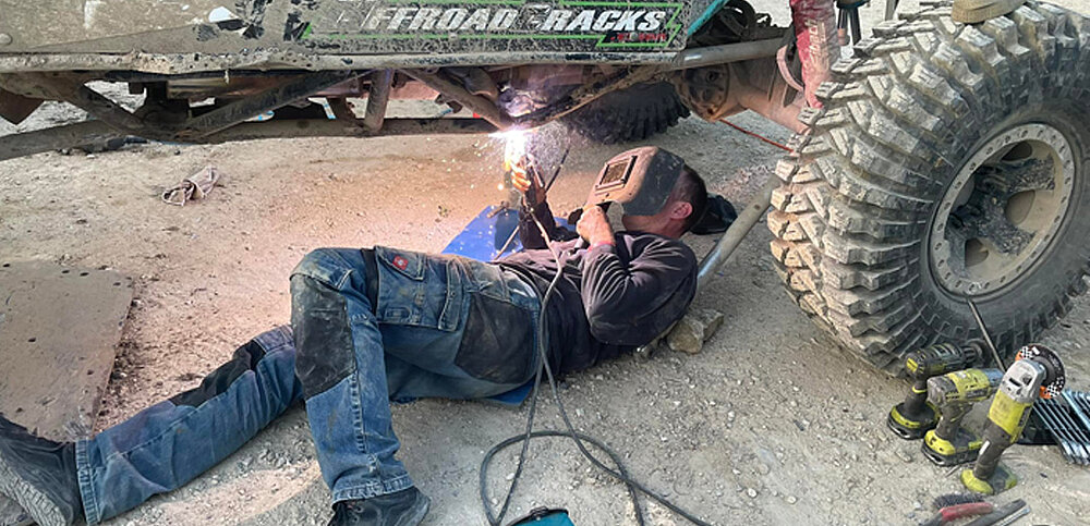 Schweißreparatur unter dem Fahrzeug