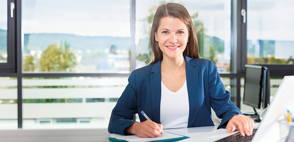 Bürosituation Frau am Schreibtisch