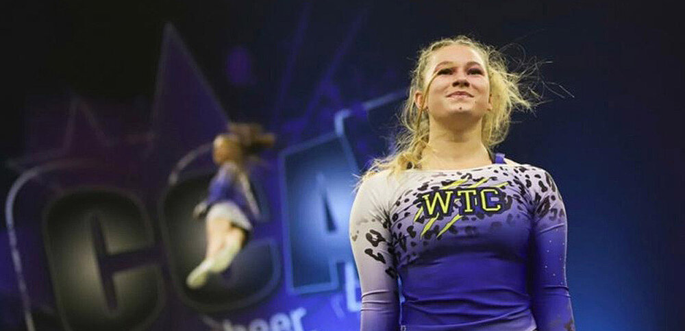 Cheerleaderin vorne und fliegende Cheerleaderin hinten