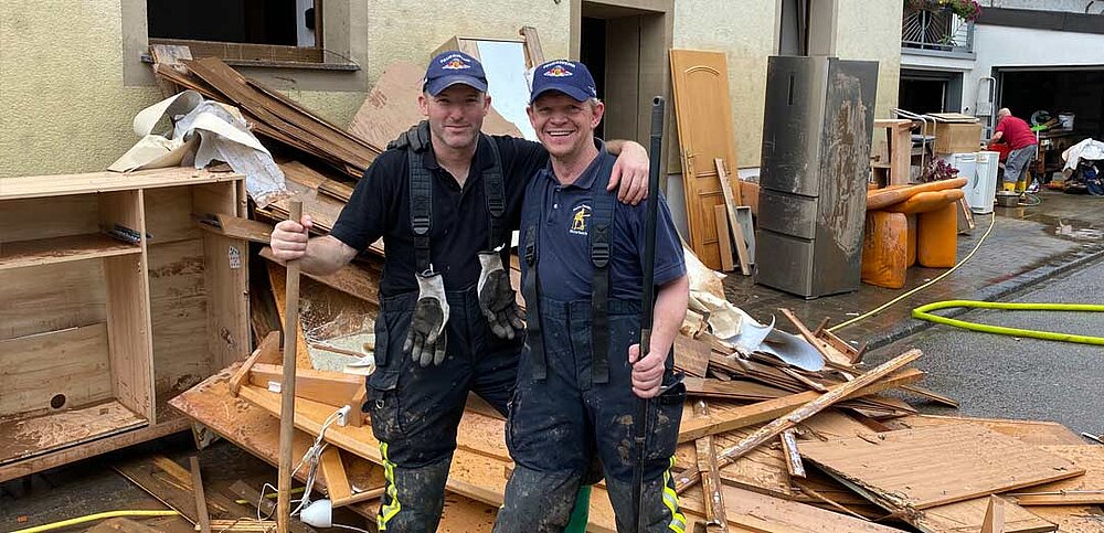 Feurwehrkollegen im Einsatz bei der Hochwasserbeseitigung